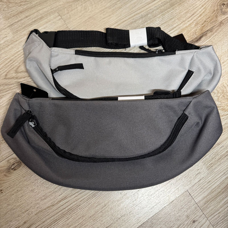 Silbergraue Gürteltasche mit zwei Fächern